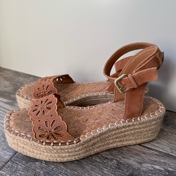 Crown Vintage Fentisa Leather and Espadrille Platform
Tan Wedge Sandals size 8 - Picture 4 of 6